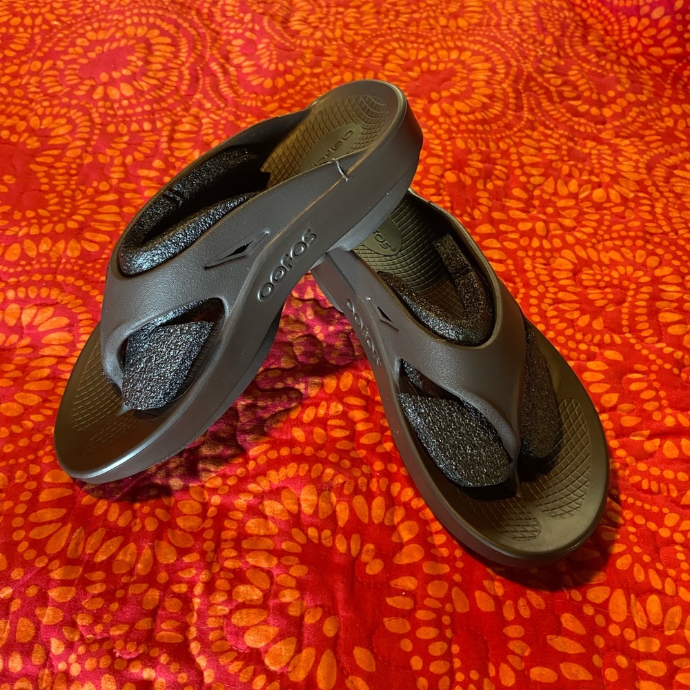 New with tag OOFOS brown flip flops. 
W 8
M 6
Recovery sandals